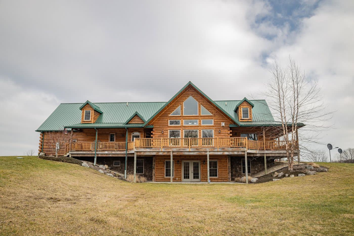 Timber lodge-style residence